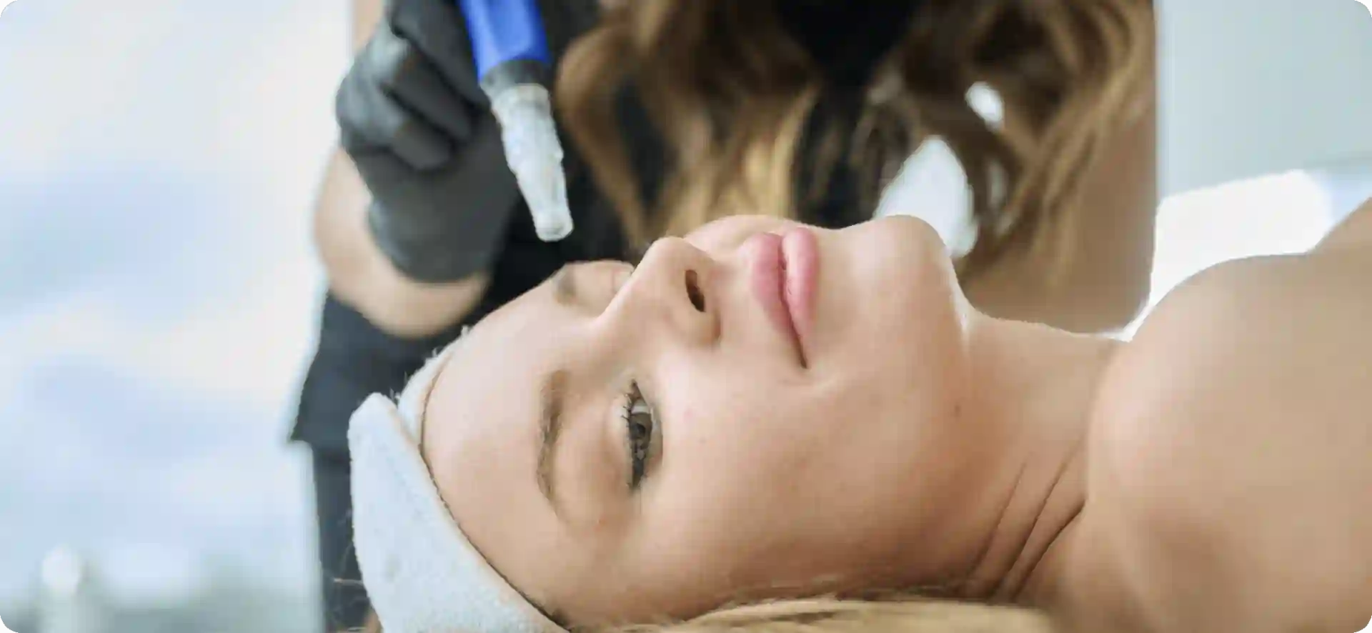 How Do Microneedles Trigger New Collagen and Elastin in Loose Skin Surrey?
